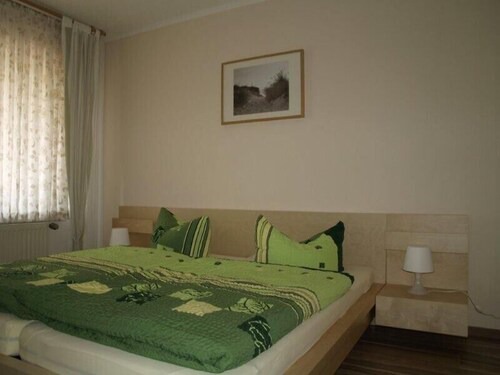 Spacious 2 room apartment, quiet central location, 5 minutes to the beach