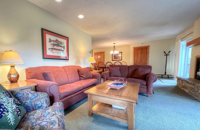 Spacious 2 bedroom, Close Walk to the Base Area, Outdoor Hot Tub, Sleeps 6
