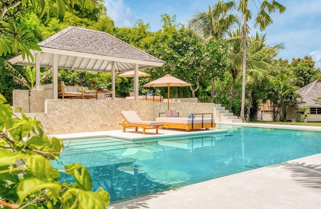 Spacious 2 Villas combined, 9 bedrooms, 2 pools