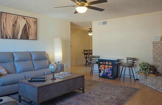 Spacious 2bed-2bath Glendale retreat private pool 1 car garage central location.