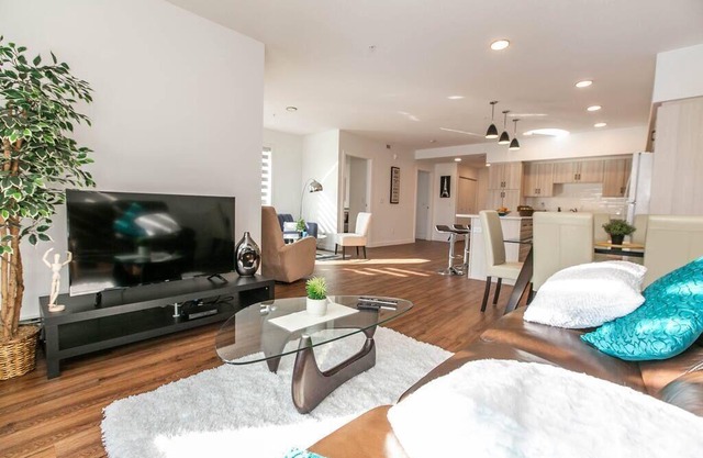 Spacious✨2bedroom💥FREEparking✔️king bed❤️close to DT