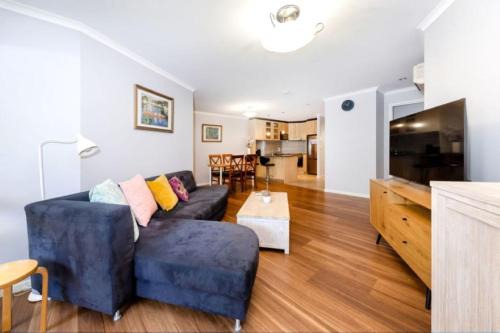 Spacious 2BR Apartment in the Heart of the City - Hosted by Canstay