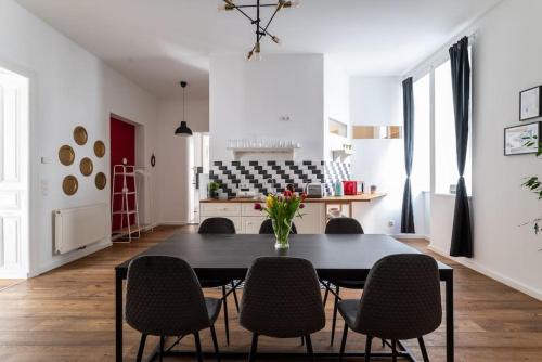 Spacious 2BR by Metro and Center by HM