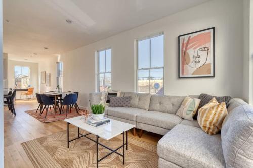 Spacious 2BR - New Luxury Townhouse Stay