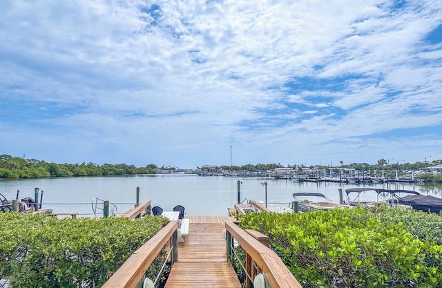 Spacious 2BR Townhome in Venetian Villas