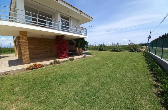 Spacious 3-Bed House with A/C, BBQ, Garden, WiFi, Parking, Sports Room