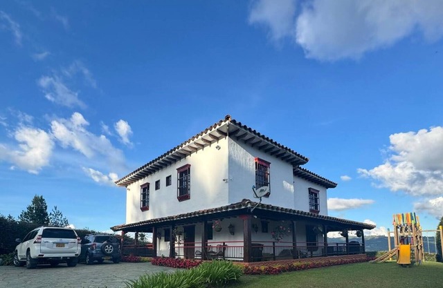 Spacious 3-bdr Colonial property in Guarne-20 min from airport Jose Maria Cordv