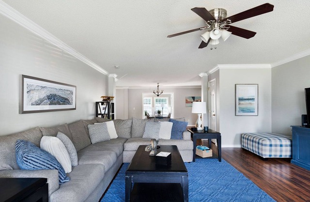 Spacious 3 bed / 2.5 bath Home w/Outdoor Fireplace