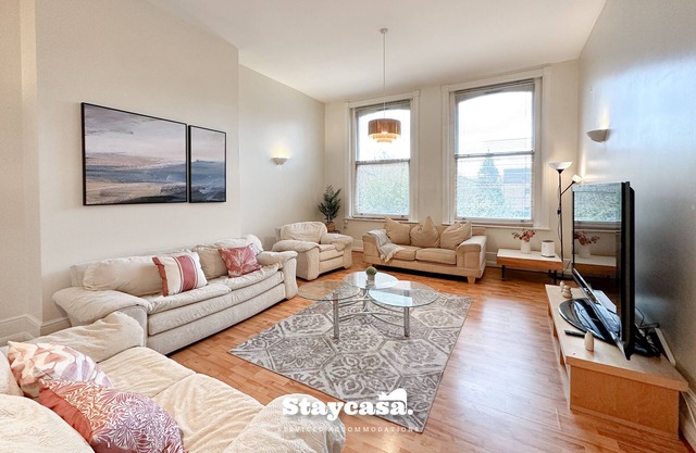 Spacious 3-Bed Apartment with Parking