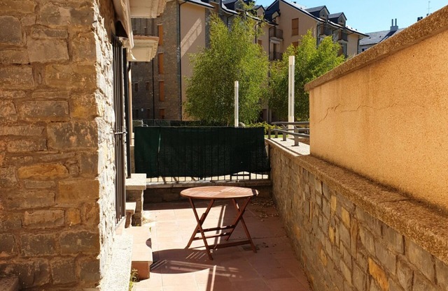 Spacious 3-Bed Apartment with Garage & Pool in Jaca, Sleeps 6