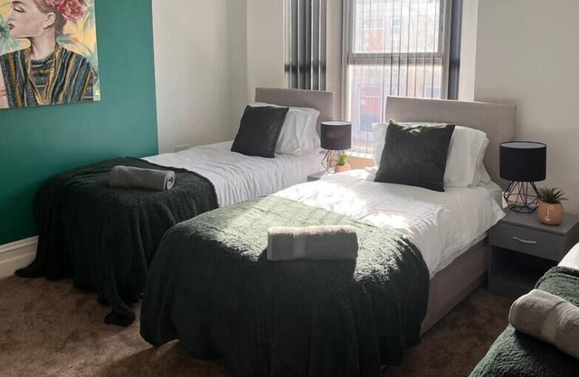 Spacious 3 Bed City Centre House for Large Groups and Contractors with Free Wifi