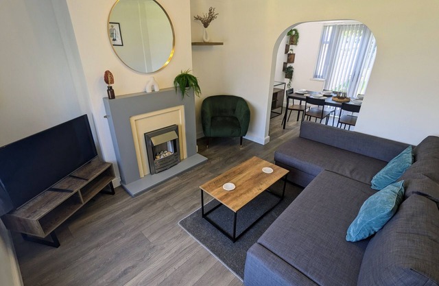 Spacious 3 Bed Home - Parking & WiFi - Contractors