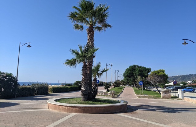 Spacious 3 Bedroom Seaside Apartment - 5 min walk to beach!