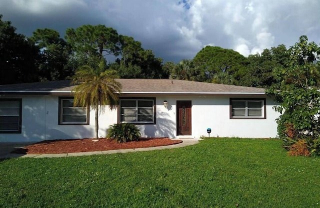 Spacious 3 bedroom house on a canal, minutes to historic downtown Fort Myers