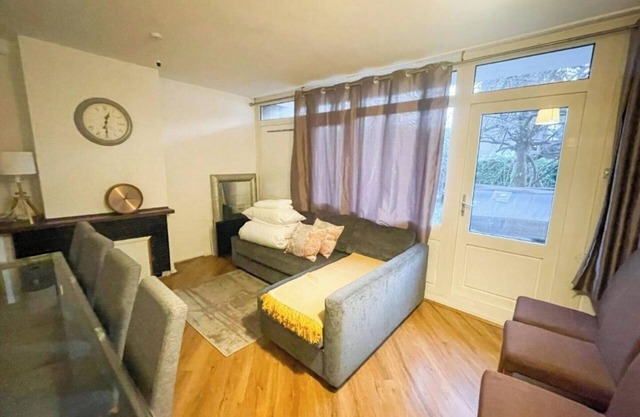Spacious 3-Bedroom House in Liverpool Street, Perfect for Families and Groups