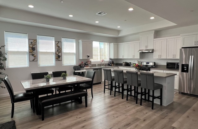 Spacious 3 Bedroom 2.5 Bath with Jacuzzi Bathtub