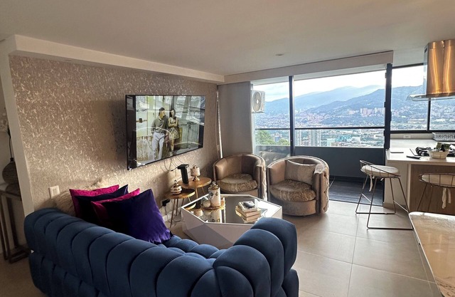 Spacious 3-bedroom apartment with AC, WiFi in fabulous Medellín