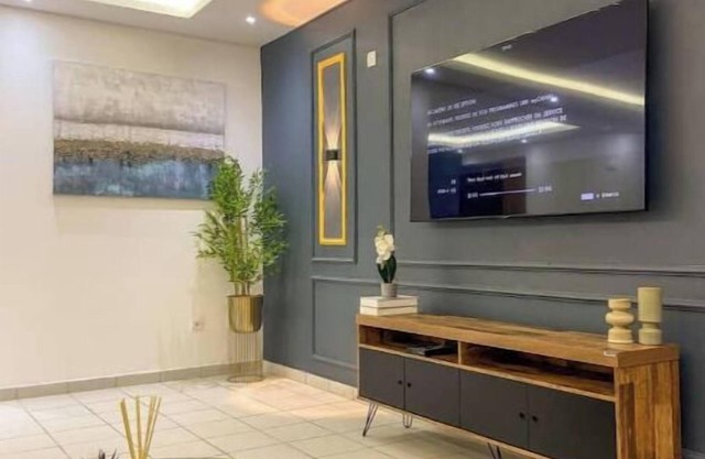 Spacious 3-bedroom apartment with AC, Super fast Wifi