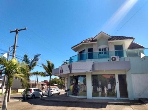 Spacious 3-bedroom house - 1 block from the beach