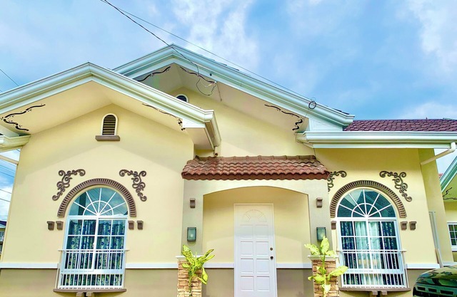 Spacious 3-bedroom bungalow with AC, WiFi and pool access in a fenced community.