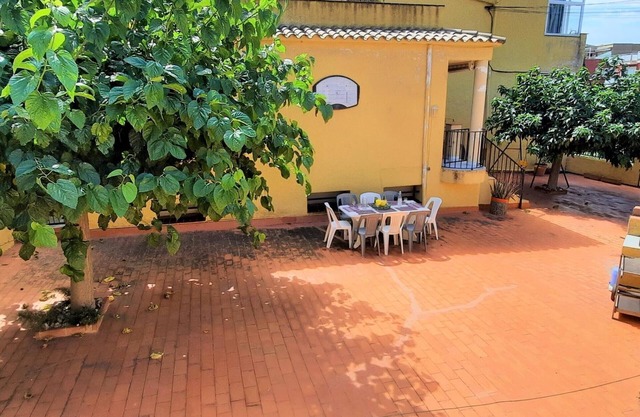 Spacious 3-Bedroom Flat with Terrace & BBQ, Close to Beaches & Shops in Llançà
