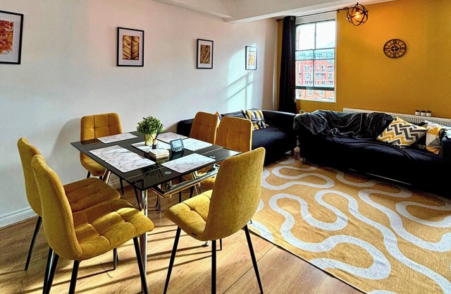 Spacious 3 Bedroom Flat in Birmingham - Sleeps 8