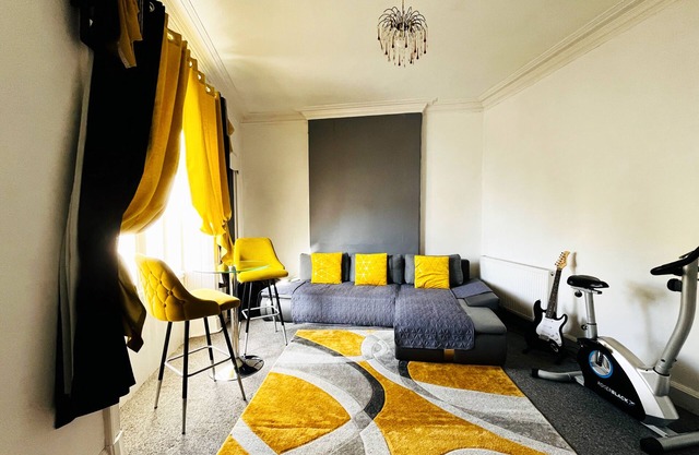 Spacious 3 Bedrooms Entire Apartment - Self Check in/out - Perfect for 8 Guests