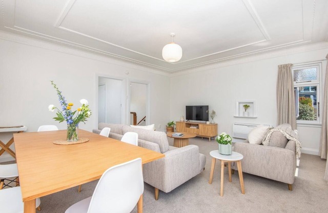 Spacious 3-Bedroom Home in Roslyn with Views