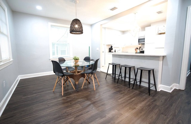 Spacious 3 Bedroom Home w/Screened In Outdoor Patio