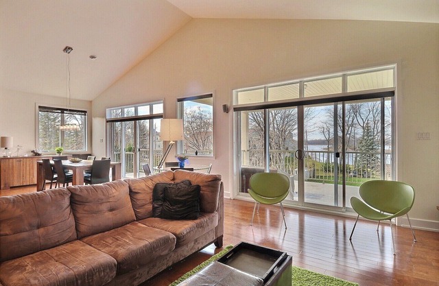 Spacious 3 bedrooms apartment, river view!