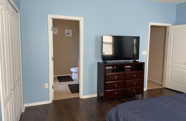 Spacious 3 BR/2 BA home - 10 min from JAX airport