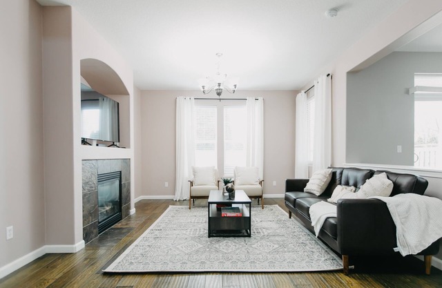 Spacious 3 BR House w/hot tub in SE Portland, Sleeps 8, near popular attractions