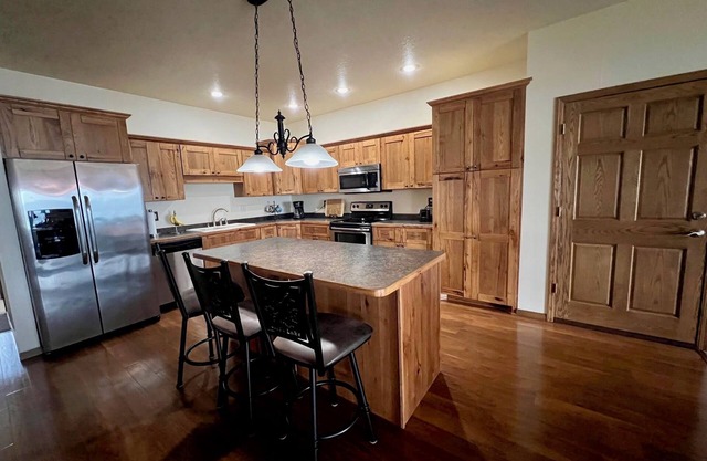 Spacious 3 BR Leech Lake beachfront condo w/incredible amenities + sunrise view