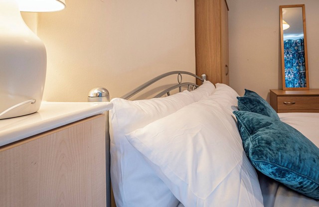Spacious 3-bedroom house in Newcastle-under-Lyme with WiFi and parking