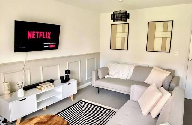 Spacious 3-br House with Parking