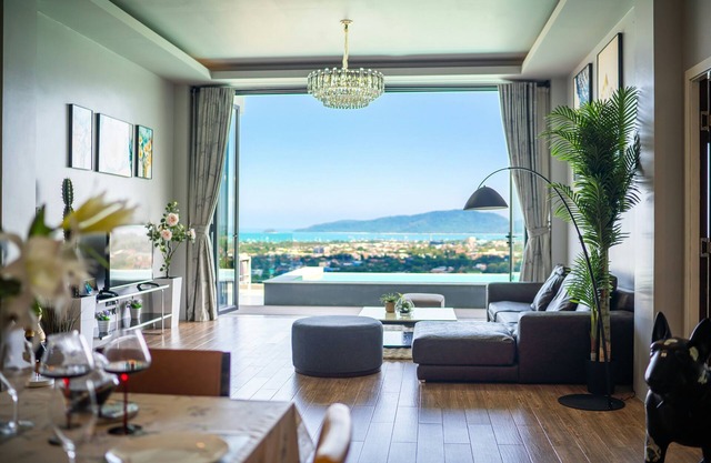Spacious 3B Pool villa, SeaView,WiFi,AC in heart of Phuket!Chef,Maid available!