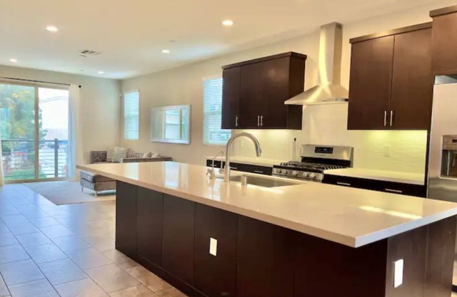 Spacious 3bd/3 1/2 bth townhouse close to CalState