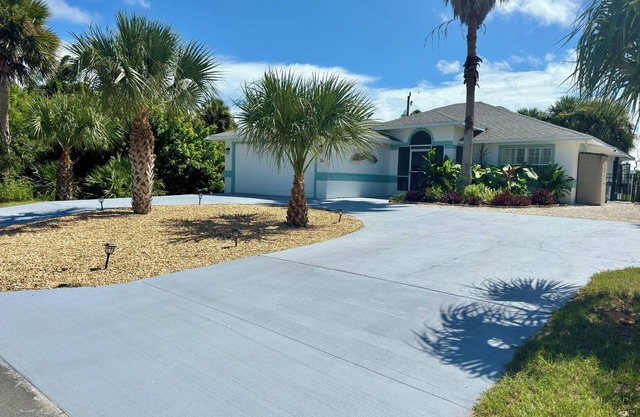 Spacious 3BR Beach House, Hot Tub, Walk to Ocean – Dog Friendly