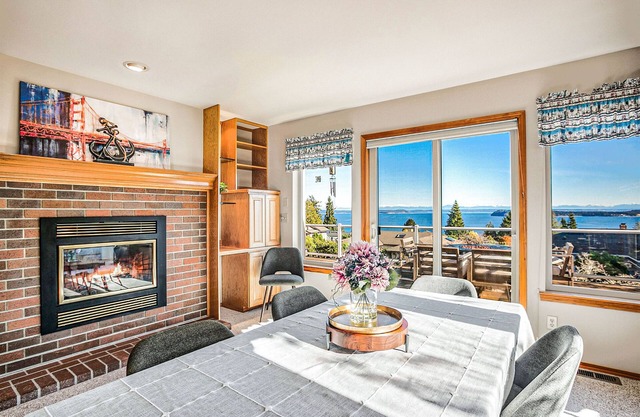 Spacious 3BR, elevator & spectacular water views