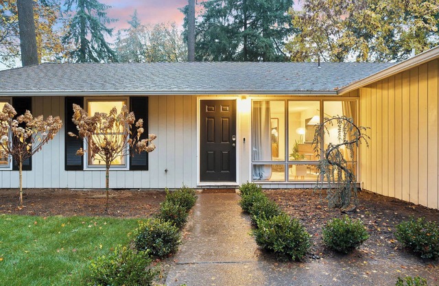 Spacious 3BR Getaway, Fenced Yard & Fireplace