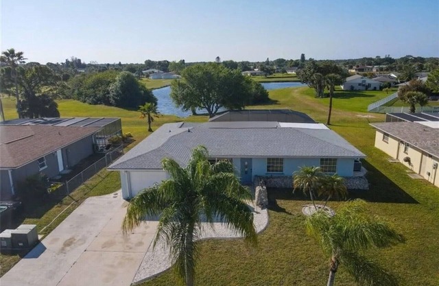 Spacious 4/2 with heated pool and lake view FREE GOLF! Close to gulf beaches!