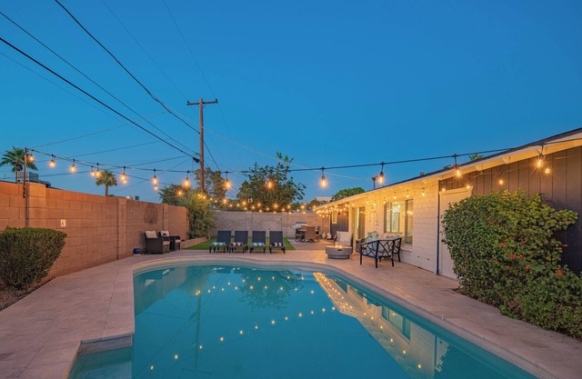 Spacious 4 bd house 5 min from Old Town Scottsdale with Pool & Putting Green