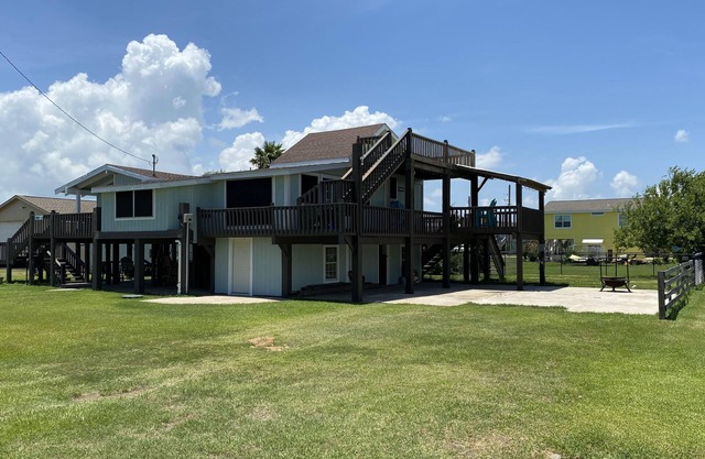 Spacious 4 bdr house w/RV hookup, on beach access road