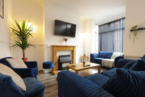 Spacious 4 BDR Home, Sleeps 8 Group Stays- Free Parking- Pet Friendly