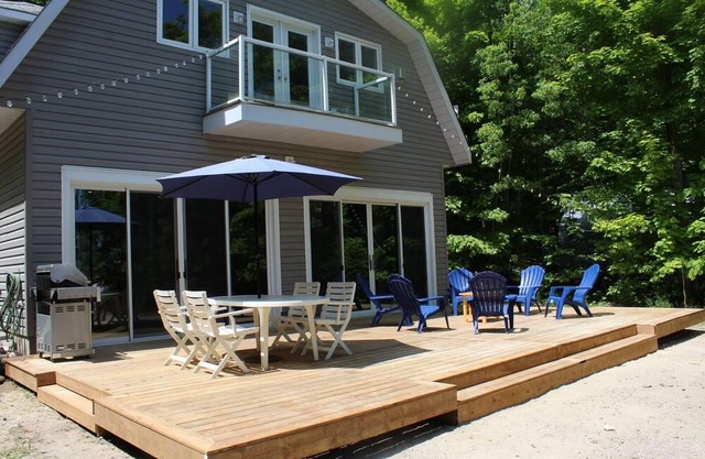 Spacious 4-bdrm with lake view - minutes from beach!