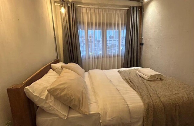 Spacious 4-bedroom townhome in lovely Prakanong Wattana with WiFi, AC.