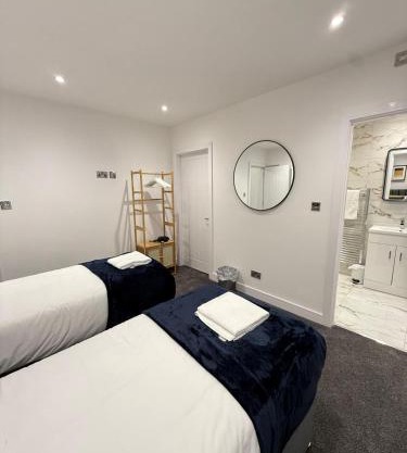 Spacious 4 Bed 4 Bath Stay with Free Parking
