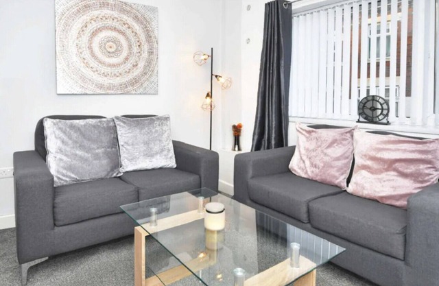Spacious 4 Bed House W/PARKING