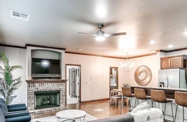 Spacious 4 Bed House With King Bed & Playground