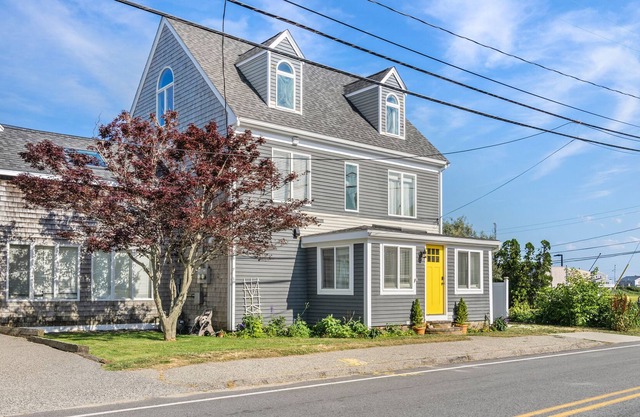 Spacious 4 bed home walk to Marina and beaches w/pvt yard